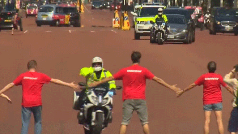 Διαδηλωτές προσπάθησαν να εμποδίσουν τον Τζόνσον να φτάσει στα Ανάκτορα του Μπάκιγχαμ