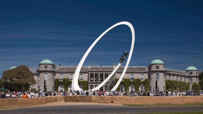 Γλυπτό-φόρος τιμής στην Aston Martin