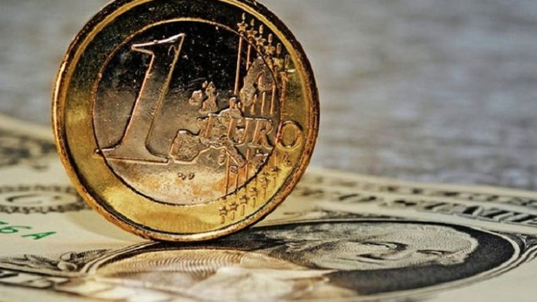 Υποχωρεί το ευρώ έναντι του δολαρίου