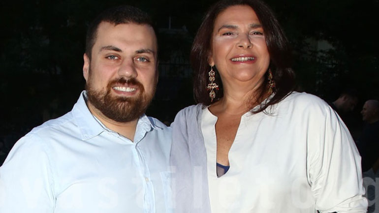 Κατερίνα Κούκα: Σπάνια δημόσια εμφάνιση στο θέατρο