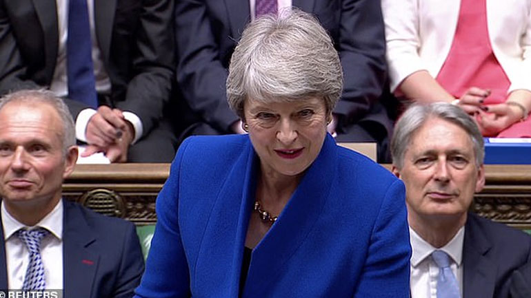 «Ευτυχής που παραδίδει σε κάποιον που έχει θητεύσει στην κυβέρνησή της» δηλώνει η Μέι