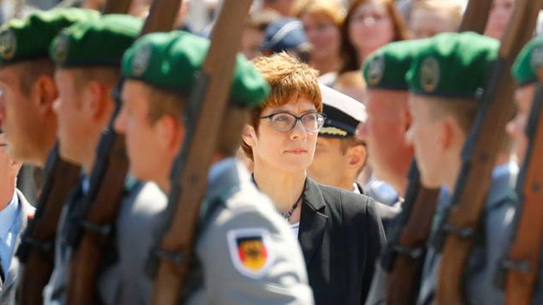 Bundestag: Έκτακτη σύνοδο για την ορκωμοσία της νέας υπ. Άμυνας – Αντιδρά η αντιπολίτευση