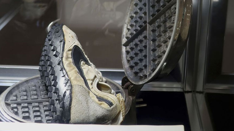 Ένα από τα πρώτα ζευγάρια αθλητικά της Nike πωλήθηκε σε δημοπρασία έναντι 437.500 δολαρίων