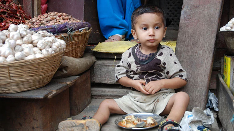 Νεπάλ: Η υπερκατανάλωση ανθυγιεινών τροφών συνδέεται με καθυστερημένη ανάπτυξη των παιδιών