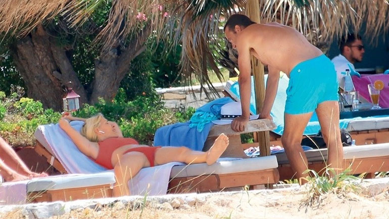 Οι διακοπές της Μενεγάκη στα Κουφονήσια