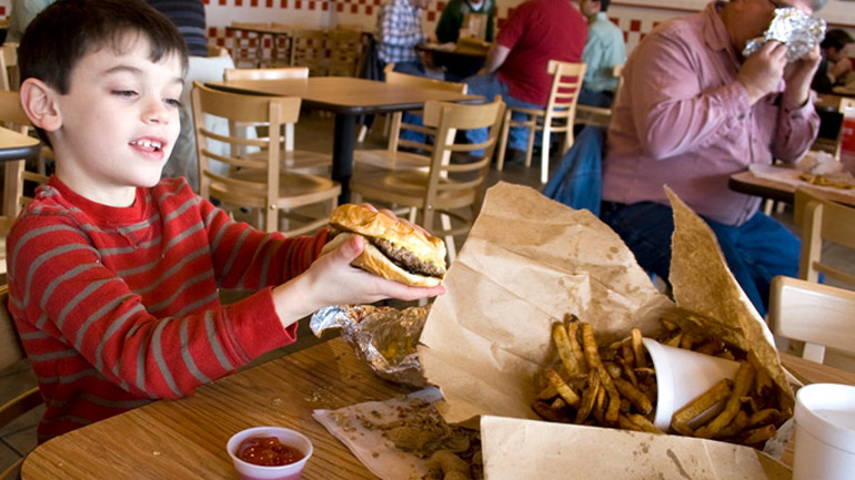 Η υπερκατανάλωση ανθυγιεινών τροφών συνδέεται με καθυστερημένη ανάπτυξη των μικρών παιδιών