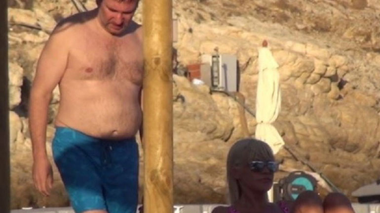 Σάσα Σταμάτη – Παύλος Βαρδινογιάννης: Βουτιές σε κοσμική παραλία της Μυκόνου!