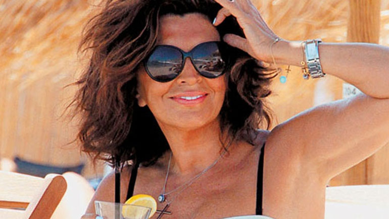 Η Μιμή Ντενίση ποζάρει με μαγιό χωρίς ίχνος ρετούς!