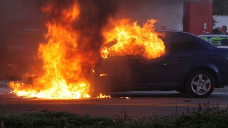 Παρανάλωμα του πυρός τέσσερα αυτοκίνητα στα Πετράλωνα