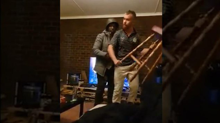 Μεθυσμένος περνά μέσα από παράθυρο