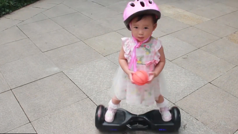 Πιτσιρίκα δύο ετών κάνει hoverboard σαν pro