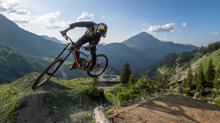 Ο Louis Reboul κάνει slopestyle με downhill ποδήλατο
