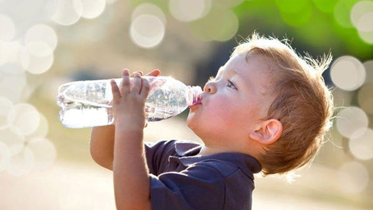 Για ποιο λόγο το παιδί πρέπει να πίνει πολύ νερό