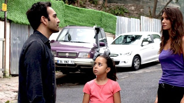 Κόρη μου: Ο Ντεμίρ εφευρίσκει διαρκώς όλο και πιο ευφάνταστους τρόπους για να βλέπει την κόρη του