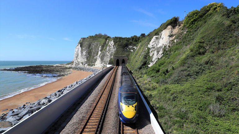 Πρωτοφανής καύσωνας στο Ηνωμένο Βασίλειο: Φόβοι για τις ράγες τρένων