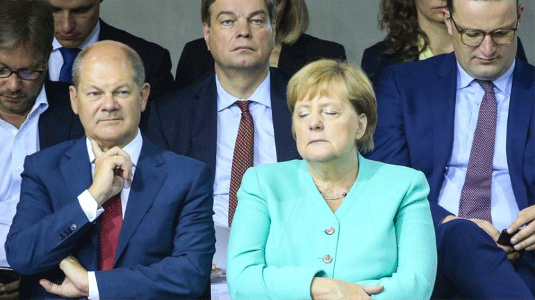 Το μυστήριο με τη Μέρκελ συνεχίζεται: Δεν μπορούσε να κρατήσει τα μάτια της ανοιχτά