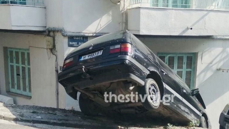 Θεσσαλονίκη: Αυτοκίνητο «βούτηξε» στο κενό στην Άνω Πόλη