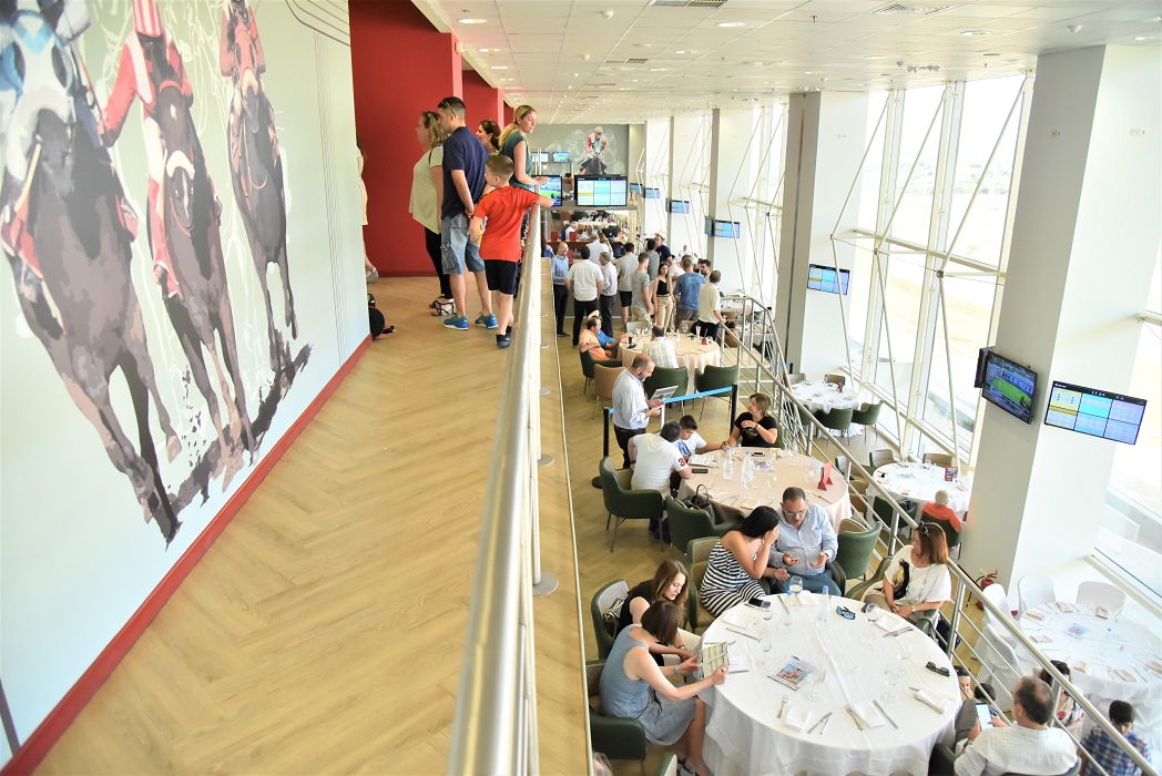 Μικροί και μεγάλοι μπορούν να απολαύσουν το φαγητό τους στο εστιατόριο του πέμπτου ορόφου