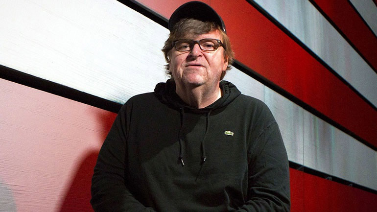 ΗΠΑ: O Μάικλ Μουρ επέκρινε τον ειδικό εισαγγελέα Μιούλερ