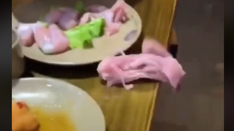 Ωμό κρέας την κάνει από το πιάτο