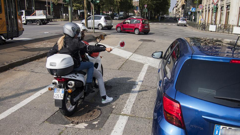 Μυστικοί αστυνομικοί στη μάχη εναντίον των οδηγών που μιλούν στο τηλέφωνο