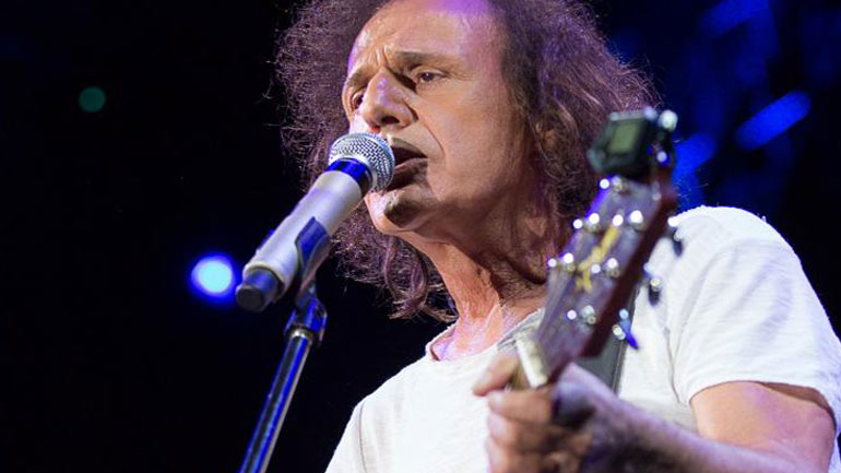 Ο Βασίλης Παπακωνσταντίνου στο Βεάκειο Θέατρο Πειραιά