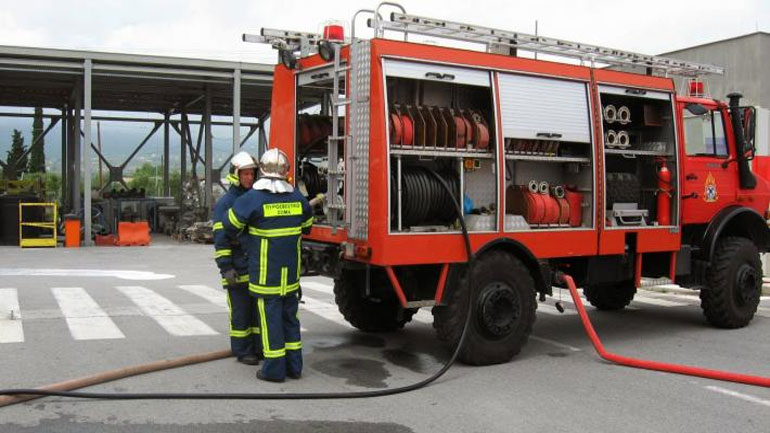 Υπό μερικό έλεγχο η πυρκαγιά σε δεξαμενή υγρών καυσίμων στη Ν. Μαγνησία