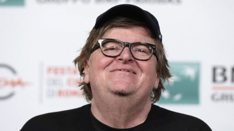 O Μάικλ Μουρ επικρίνει τον Ρόμπερτ Μιούλερ