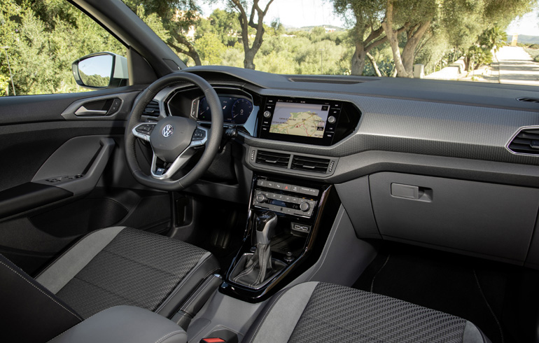 Η έκδοση Style εκτός από μεγάλη οθόνη στο κέντρο διαθέτει και ψηφιακό πίνακα οργάνων