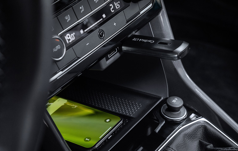 Δύο θύρες USB, θέση για ασύρματη φόρτιση του smartphone και πολλές θήκες 