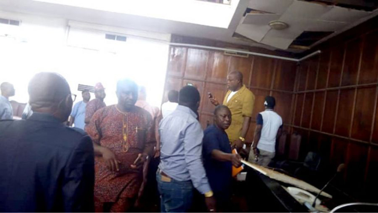 Νιγηρία: Έπεσε φίδι από ταβάνι σε βουλευτές