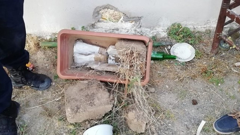 Μενίδι: Είχαν κρύψει δύο κιλά ηρωίνης σε γλάστρα