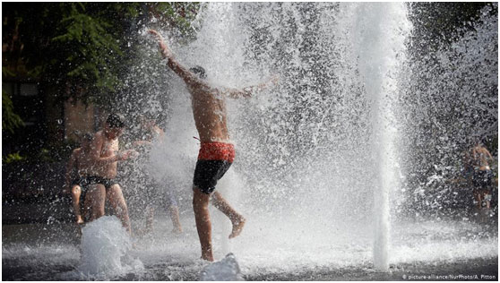 Παιδιά δροσίζονται παίζοντας σε συντριβάνια στην Τουλούζη