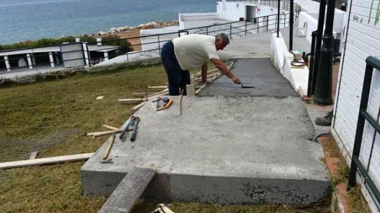 Κατασκευή ράμπας για άτομα με κινητικά προβλήματα στο ανοιχτό θέατρο Ν. Μουδανιών στη Χαλκιδική