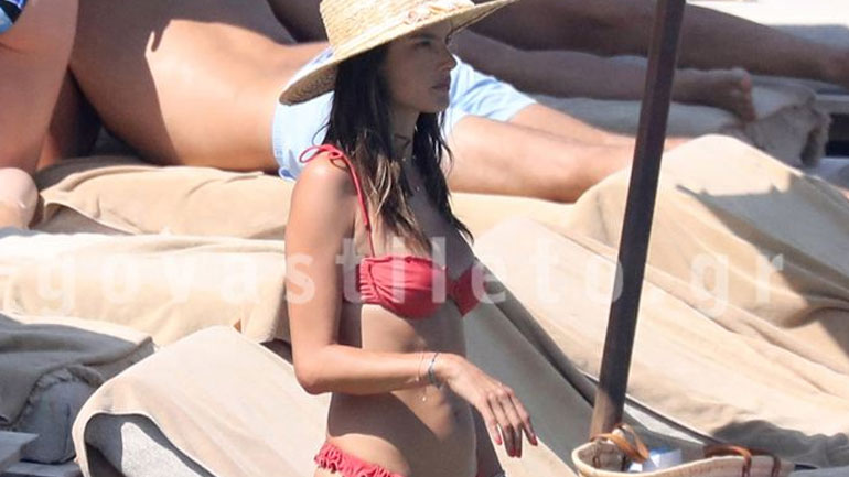 Alessandra Ambrosio: Βουτιές με τον γιο της στο νησί των ανέμων!