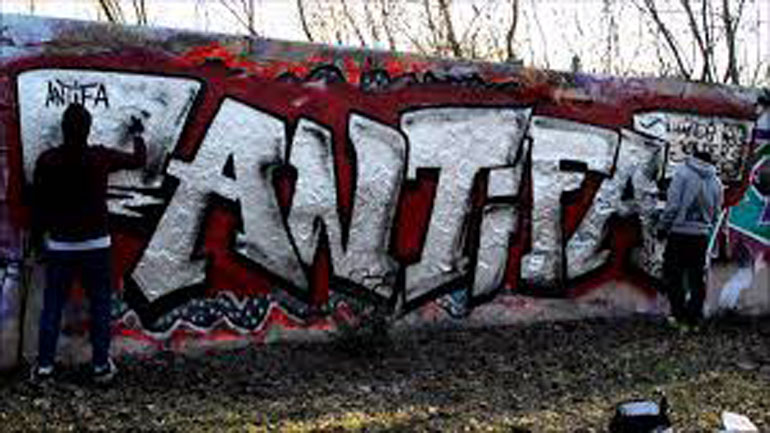 Ο Τραμπ εξετάζει να εντάξει το κίνημα Antifa στον κατάλογο των τρομοκρατικών οργανώσεων