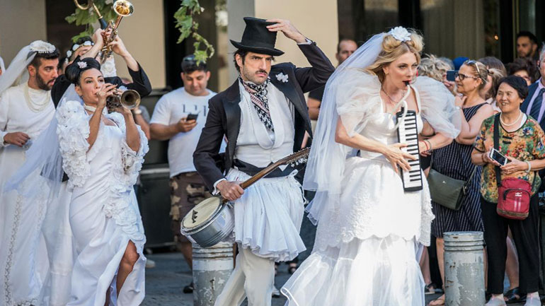 «Του Κουτρούλη ο Γάμος»: Η κλασική κωμωδία ανεβαίνει στο Θέατρο Βασιλάκου με τη Σμαράγδα Καρύδη και τον Νίκο Κουρή