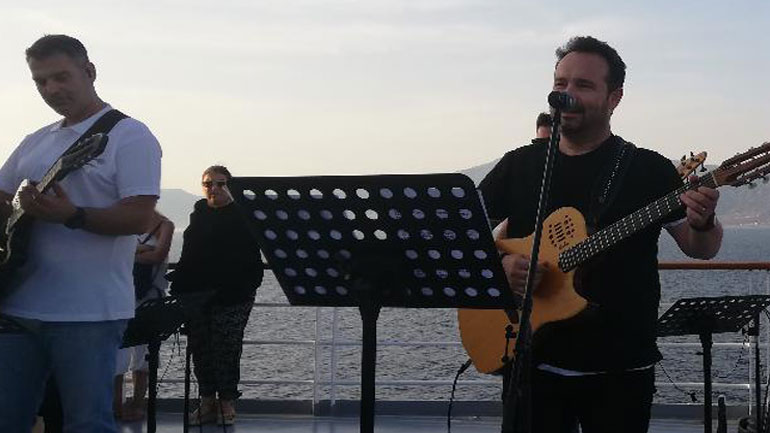 «Άκου να δεις» – Δείτε το νέο video clip του Κώστα Μακεδόνα