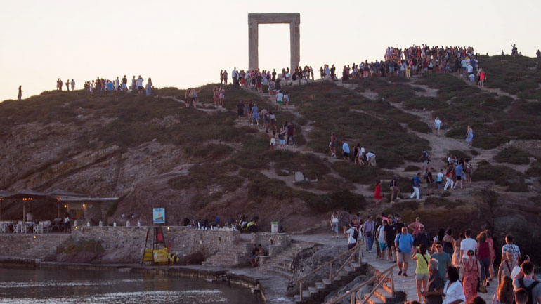 Κοσμοσυρροή για ένα μαγικό θέαμα: Το ηλιοβασίλεμα στην Πορτάρα Νάξου