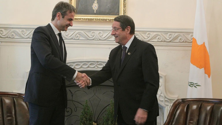 Σε εξέλιξη η συνάντηση Μητσοτάκη – Αναστασιάδη στην Κύπρο