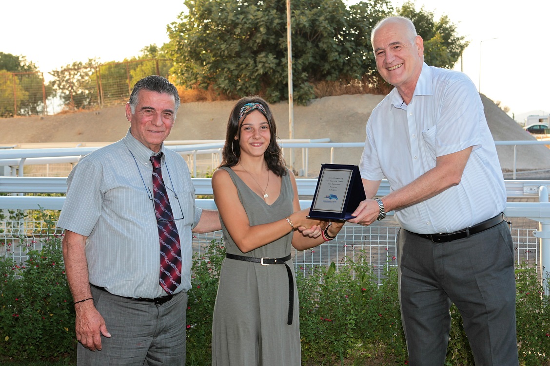 Από αριστερά ο εκπρόσωπος των Σταύλων ΚΟΥΪΝΣ ΓΟΥΕΪ Βασίλης Κεράτσας, η κόρη της προπονήτριας Ειρήνης Κεράτσα, Άννα Γεωργίου και  ο Διευθυντής Τεχνικών Υπηρεσιών της ΙΠΠΟΔΡΟΜΙΕΣ Α.Ε. Γιώργος Αγγελόπουλος