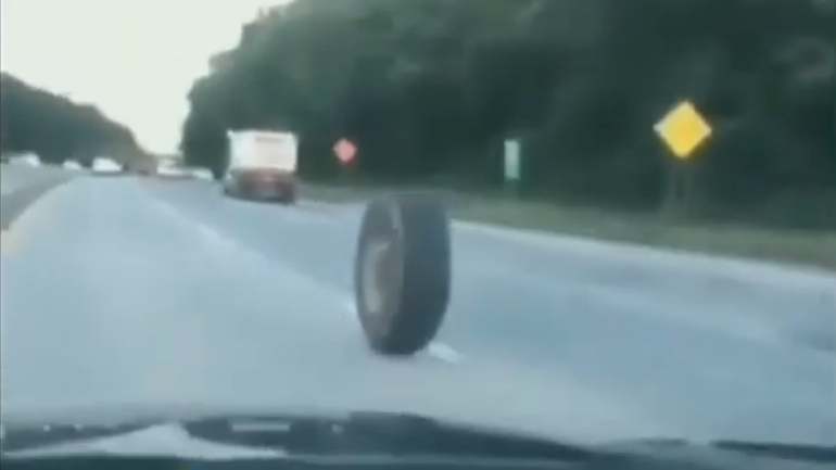 Ελαστικό προκαλεί ατύχημα σε αυτοκινητόδρομο