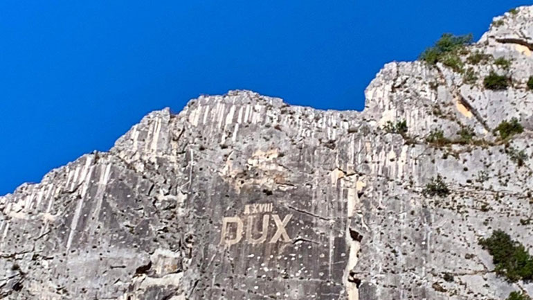 Mία επιγραφή που παραπέμπει στον Μουσολίνι διχάζει την κοινή γνώμη