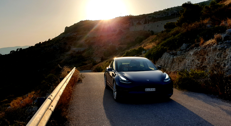 Το μέλλον βρίσκεται εδώ... (στη φωτό το Tesla Model 3)