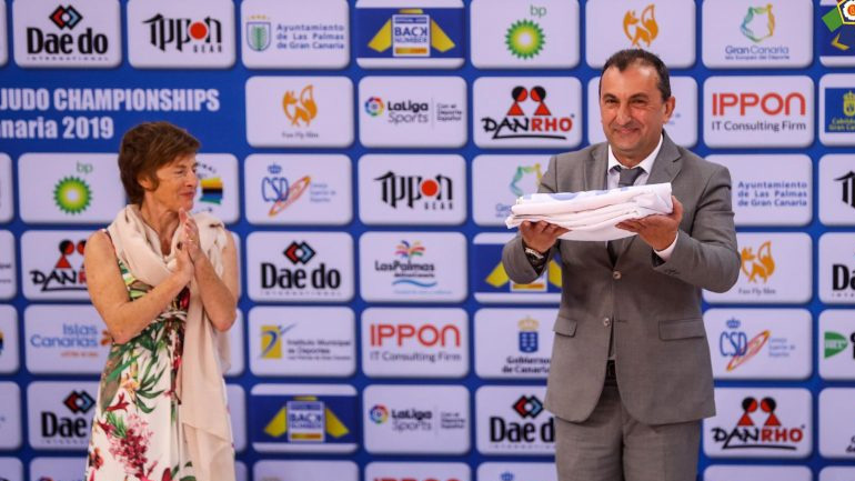 Το λάβαρο του Ευρωπαϊκού Πρωταθλήματος Βετεράνων 2020 παρέλαβε ο Γιάννης Καφενταράκης