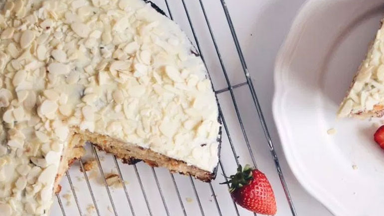 Λαχταριστό κέικ με φρούτα και λευκό γλάσο