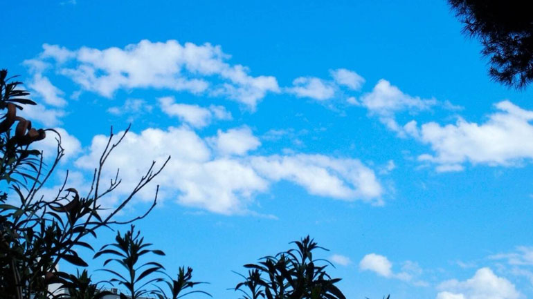 Βροχές, καταιγίδες αλλά και… υψηλές θερμοκρασίες