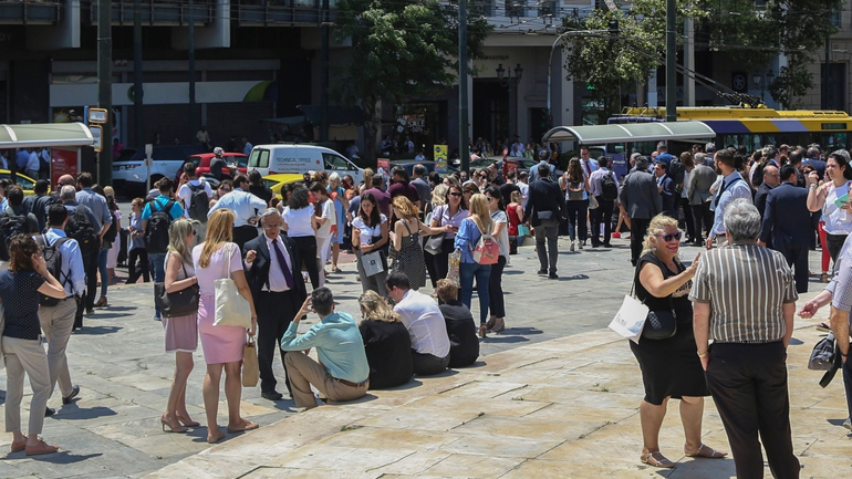 Οι Έλληνες δουλεύουν 180 ημέρες τον χρόνο για να πληρώνουν το κράτος