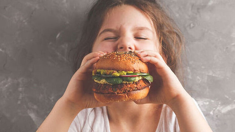 Η υπερκατανάλωση ανθυγιεινών τροφών συνδέεται με καθυστερημένη ανάπτυξη των μικρών παιδιών