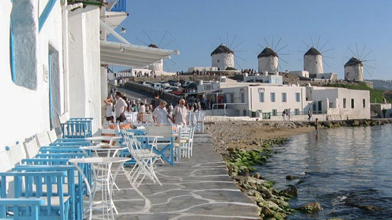 Εφοριακοί με μαγιό στις παραλίες